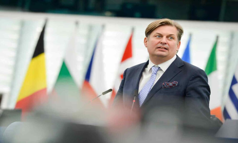 alemanha:-lider-da-afd-renuncia-ao-cargo-e-e-banido-de-eventos-eleitorais-apos-isentar-nazistas
