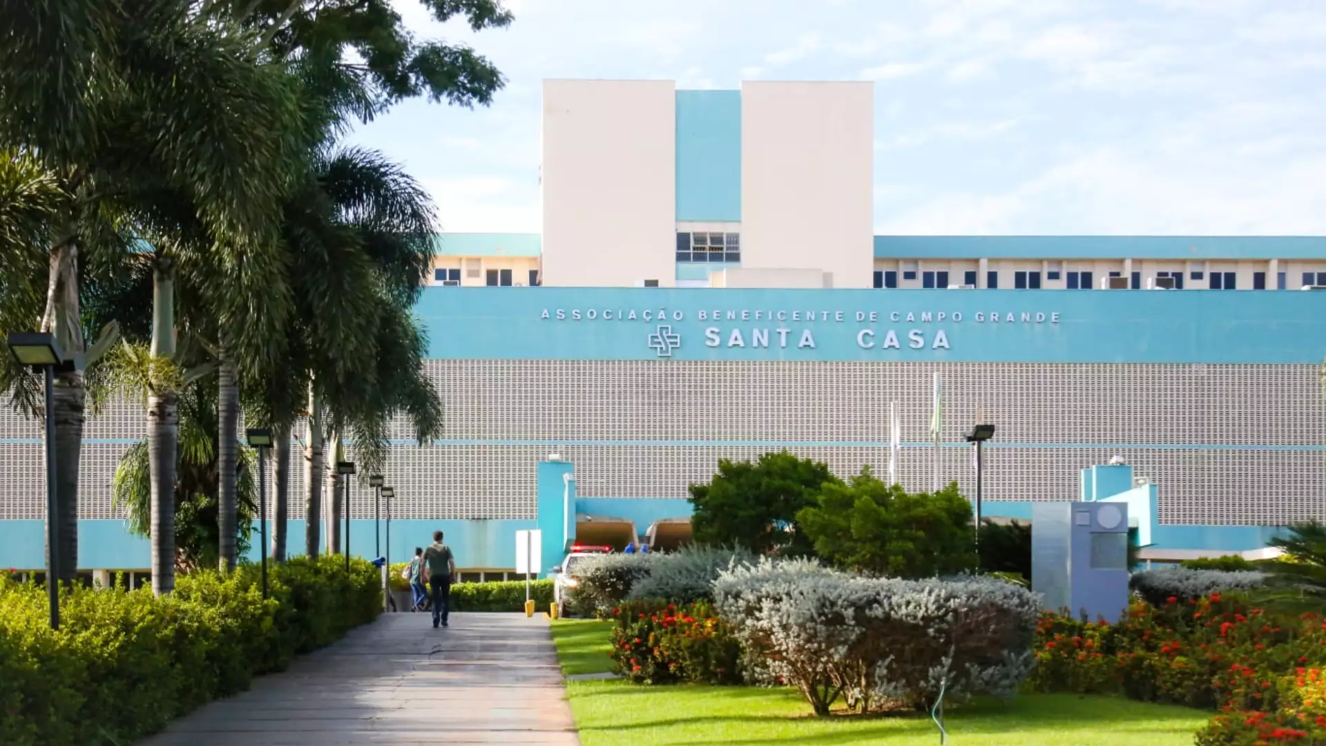 mulher-e-levada-em-vaga-zero-para-a-santa-casa-apos-ser-agredida-com-garrafada-em-rio-verde 