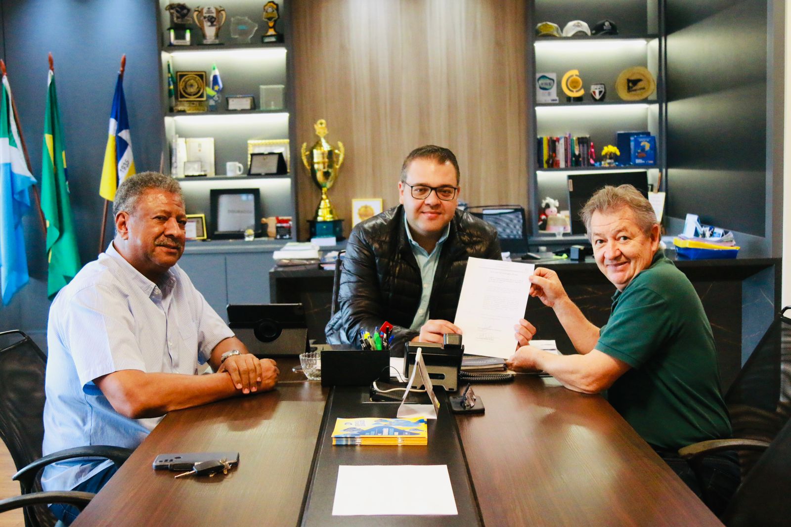 prefeito-alan-sanciona-lei-que-autoriza-regularizacao-do-terreno-ao sindicato-dos-bancarios-de-dourados-|-portal-prefeitura-de-dourados