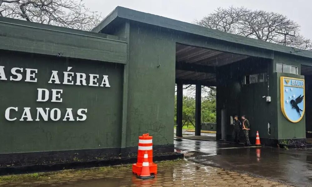 passageiros-comecam-a-pousar-e-decolar-da-base-aerea-de-canoas