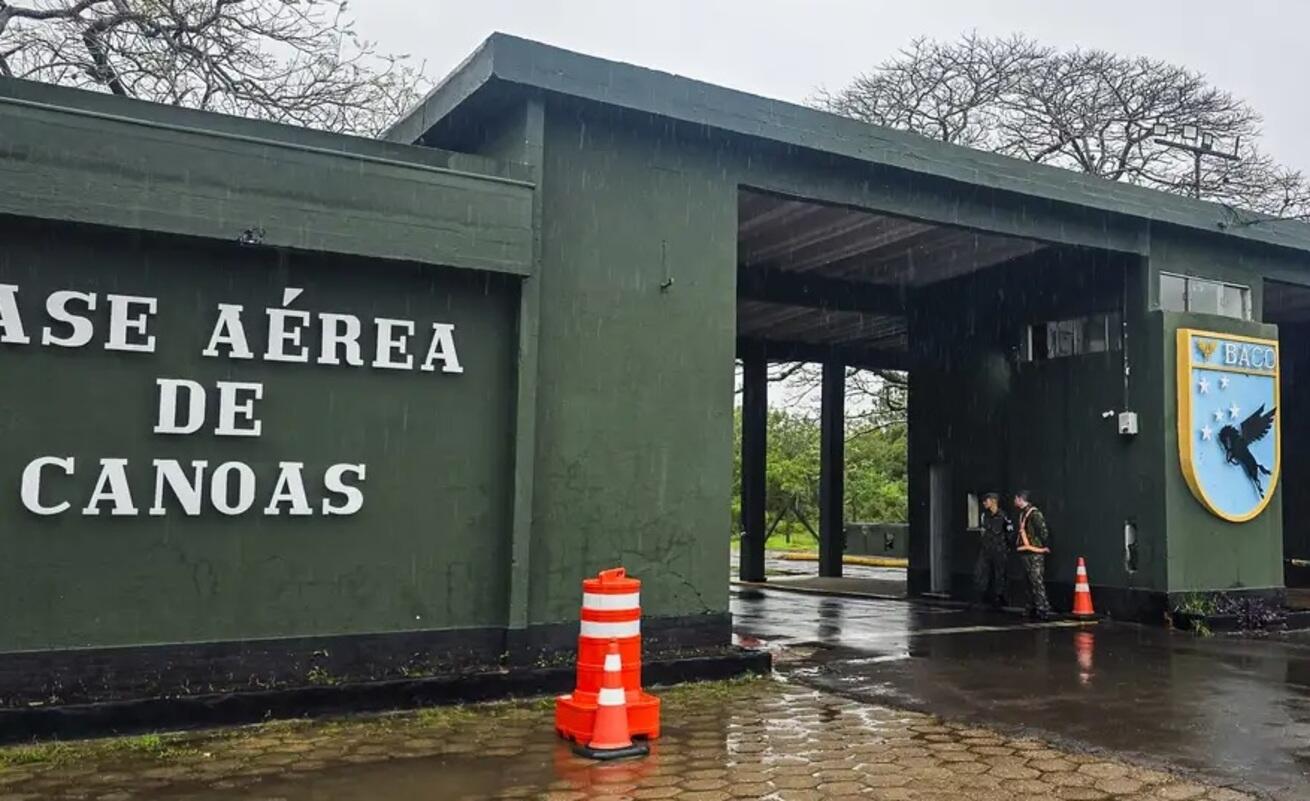 passageiros-comecam-a-pousar-e-decolar-da-base-aerea-de-canoas