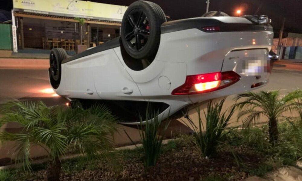 motorista-perde-controle-da-direcao-e-ford-focus-capota-ao-bater-em-meio-fio