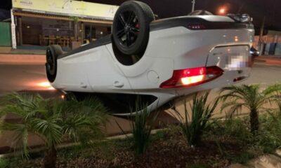 motorista-perde-controle-da-direcao-e-ford-focus-capota-ao-bater-em-meio-fio