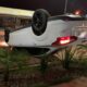 motorista-perde-controle-da-direcao-e-ford-focus-capota-ao-bater-em-meio-fio