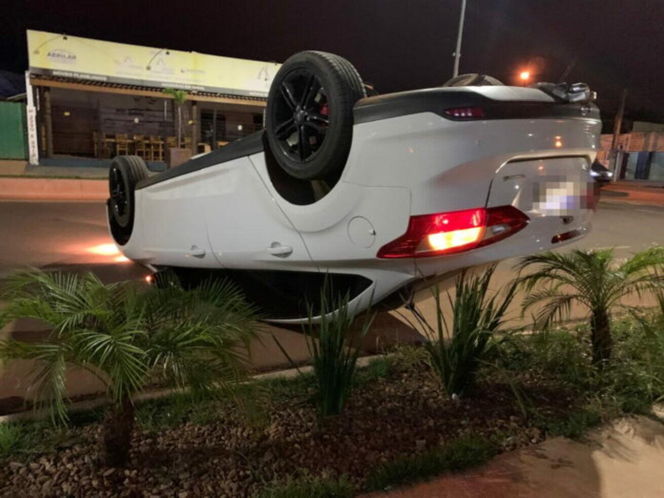 motorista-perde-controle-da-direcao-e-ford-focus-capota-ao-bater-em-meio-fio