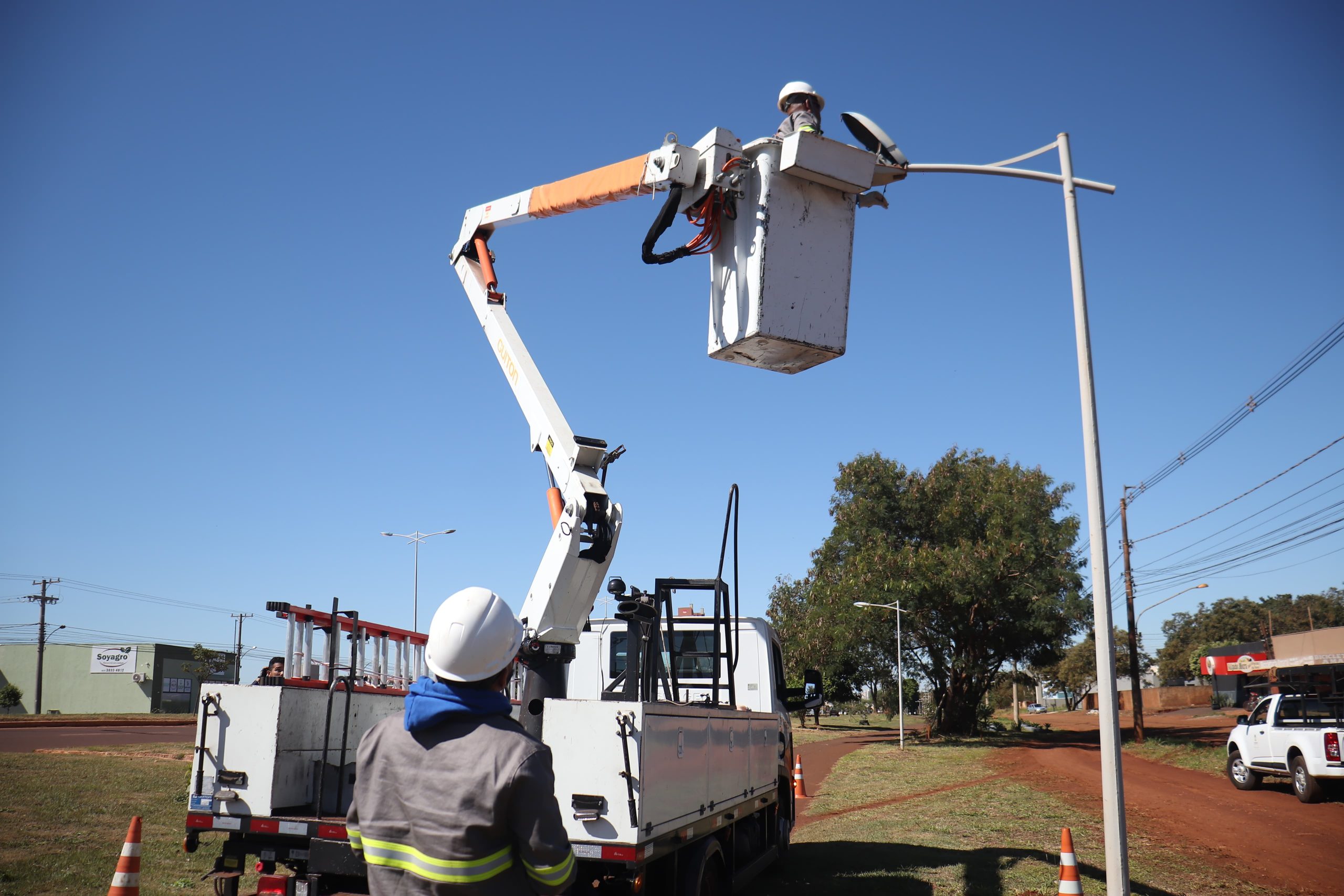 prefeitura-inicia-instalacao-de-nova-iluminacao-de-led-|-portal-prefeitura-de-dourados