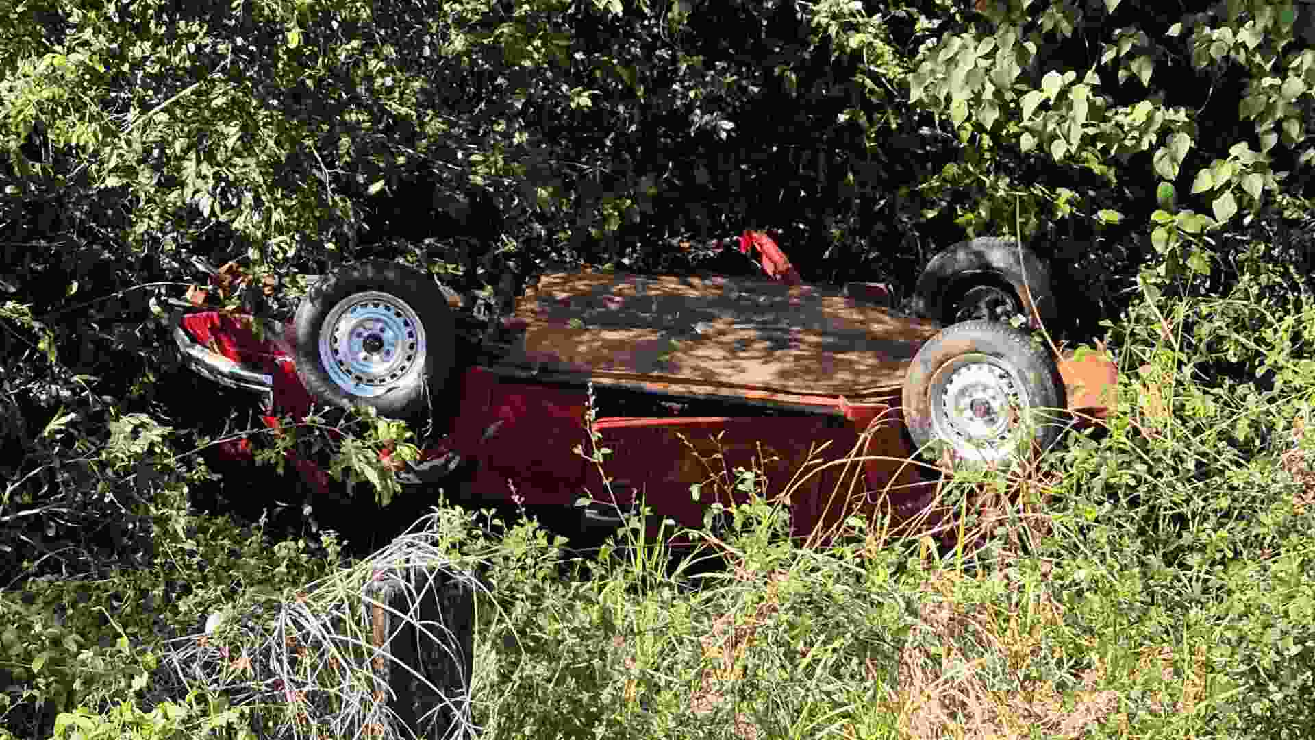 motorista-de-fusca-vermelho-perde-o-controle-e-cai-em-ribanceira-na-ms-450