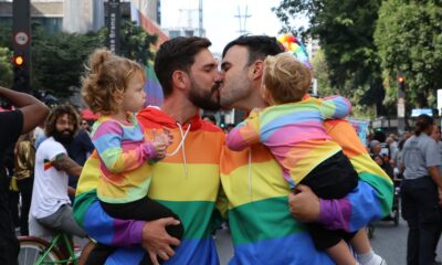 com-musica-e-alegria,-parada-lgbt+-de-sp-chama-atencao-para-a-politica
