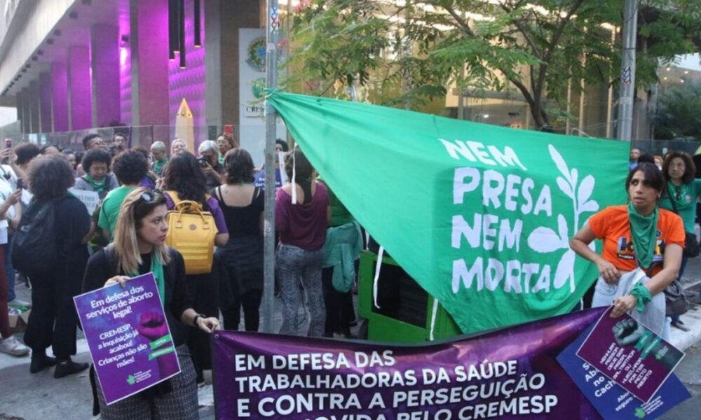 projeto-que-equipara-aborto-a-homicidio-tem-urgencia-aprovada