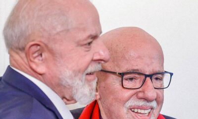 lula-lanca-selo-dos-correios-em-celebracao-a-obra-de-paulo-coelho