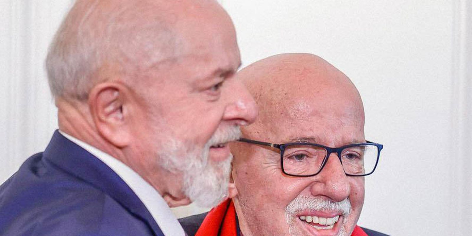 lula-lanca-selo-dos-correios-em-celebracao-a-obra-de-paulo-coelho