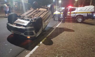 motorista-colide-em-veiculo-estacionado-e-capota-carro-na-avenida-mato-grosso