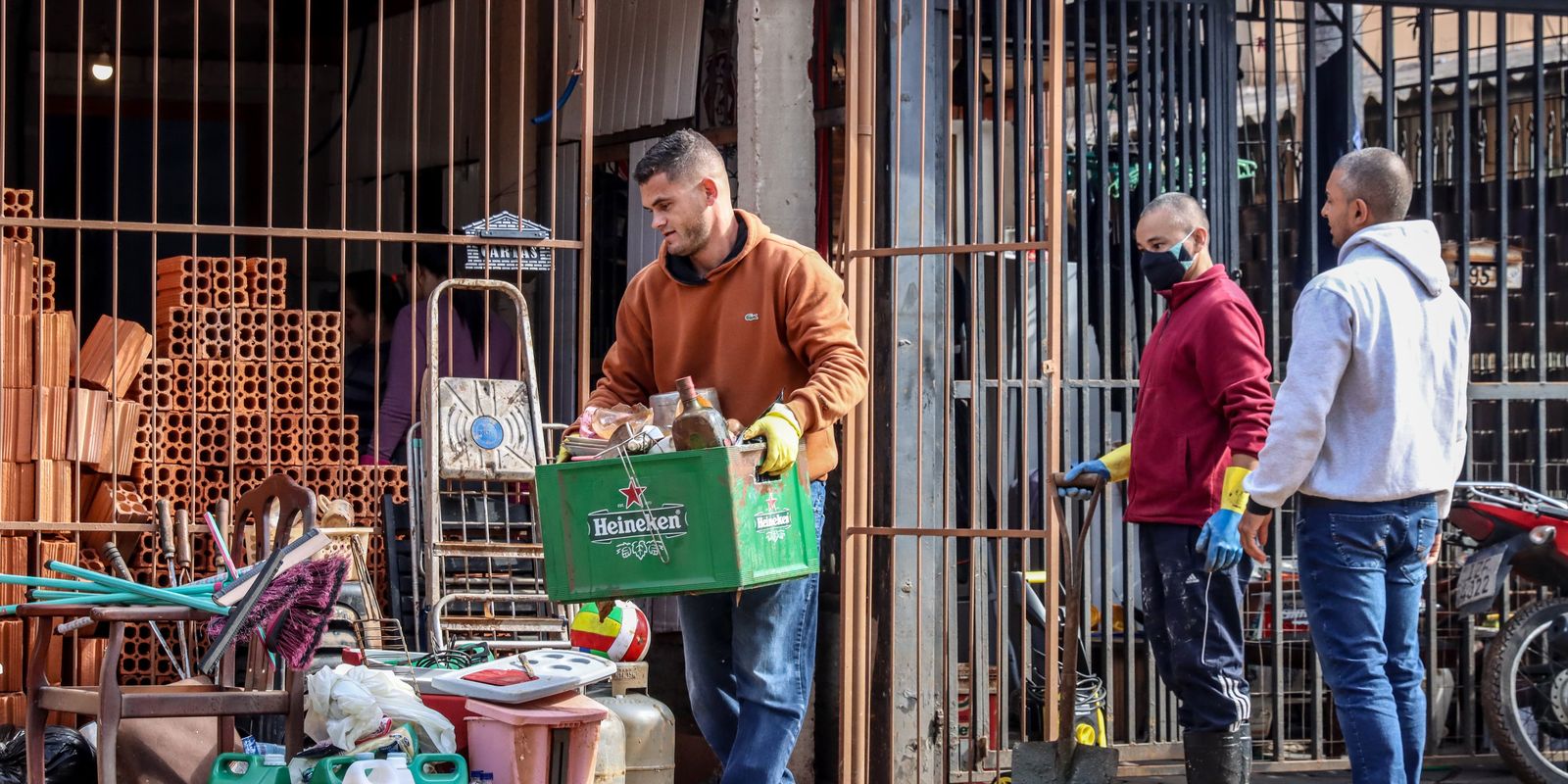enchentes-paralisaram-63%-das-industrias-gauchas,-revela-pesquisa