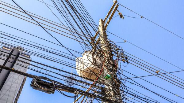 energisa-e-sejusp-ms-querem-regularizar-fios-clandestinos-em-postes-de-campo-grande