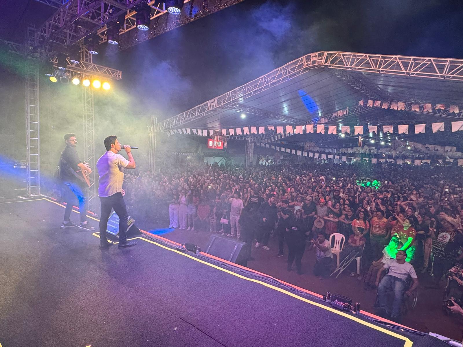 com-publico-de-9-mil-pessoas,-munhoz-&-mariano-agradecem-carinho-do-publico-na-festa-junina-de-dourados -|-portal-prefeitura-de-dourados