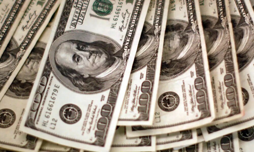 dolar-cai-para-r$-5,44,-mas-fecha-semana-com-alta-de-1,09%