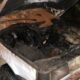 carro-pega-fogo-e-populares-apagam-chamas-com-extintores-e-agua