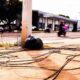 pneu-arremessado-na-rede-eletrica deixa-4,7-mil-casas-sem-luz-no-jardim los-angeles 