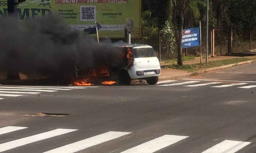 video:-carro-pega-fogo-apos-curto-circuito-e-mobiliza-bombeiros-em-tres-lagoas