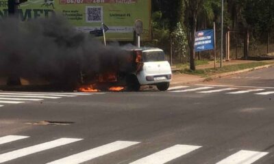 video:-carro-pega-fogo-apos-curto-circuito-e-mobiliza-bombeiros-em-tres-lagoas