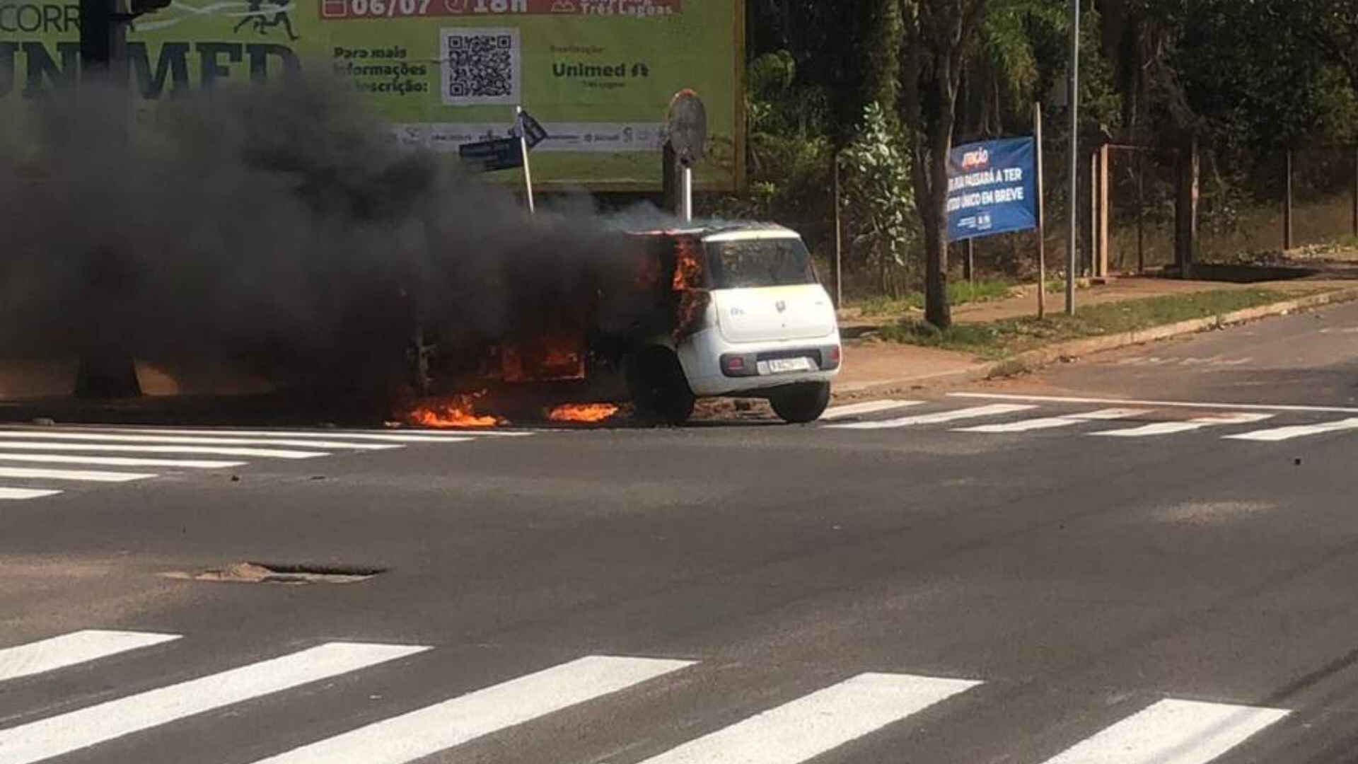 video:-carro-pega-fogo-apos-curto-circuito-e-mobiliza-bombeiros-em-tres-lagoas