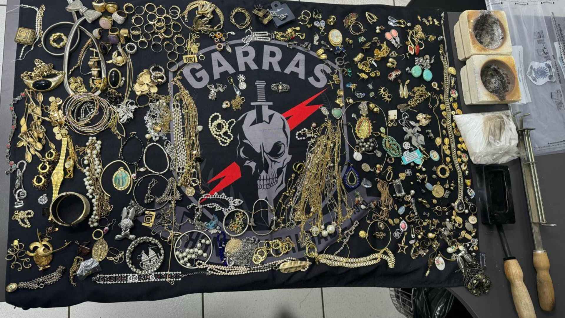 garras-apreende-bolsa-e-dois-compradores-de-joias-furtadas-da-casa-de-reinaldo-sao-presos-em-sp