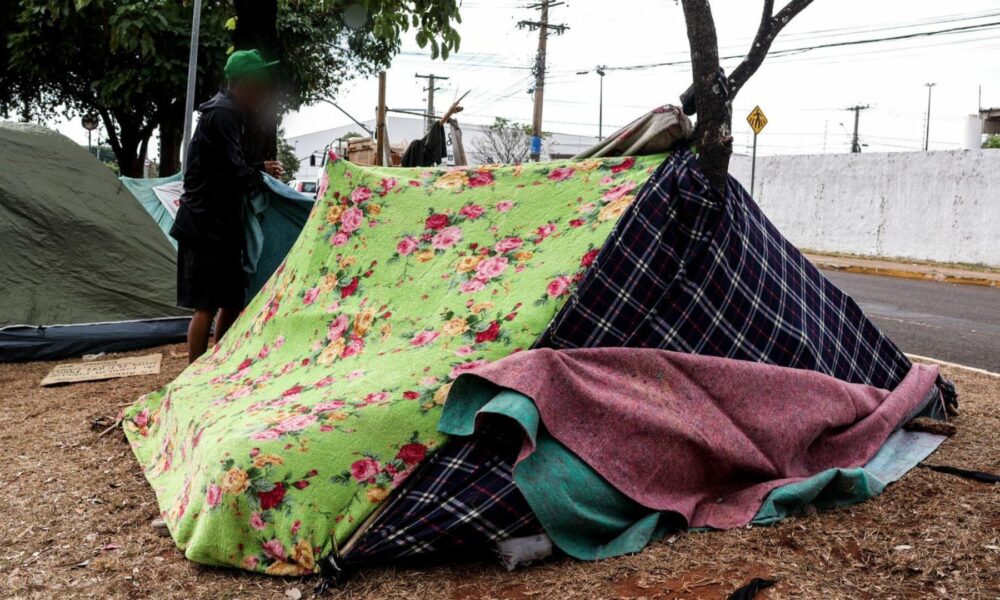 de-passagem-por-campo-grande,-venezuelanos-enfrentam-frio-de-9oc-para-reencontrar-familia-no-mt