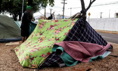 de-passagem-por-campo-grande,-venezuelanos-enfrentam-frio-de-9oc-para-reencontrar-familia-no-mt