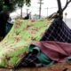 de-passagem-por-campo-grande,-venezuelanos-enfrentam-frio-de-9oc-para-reencontrar-familia-no-mt