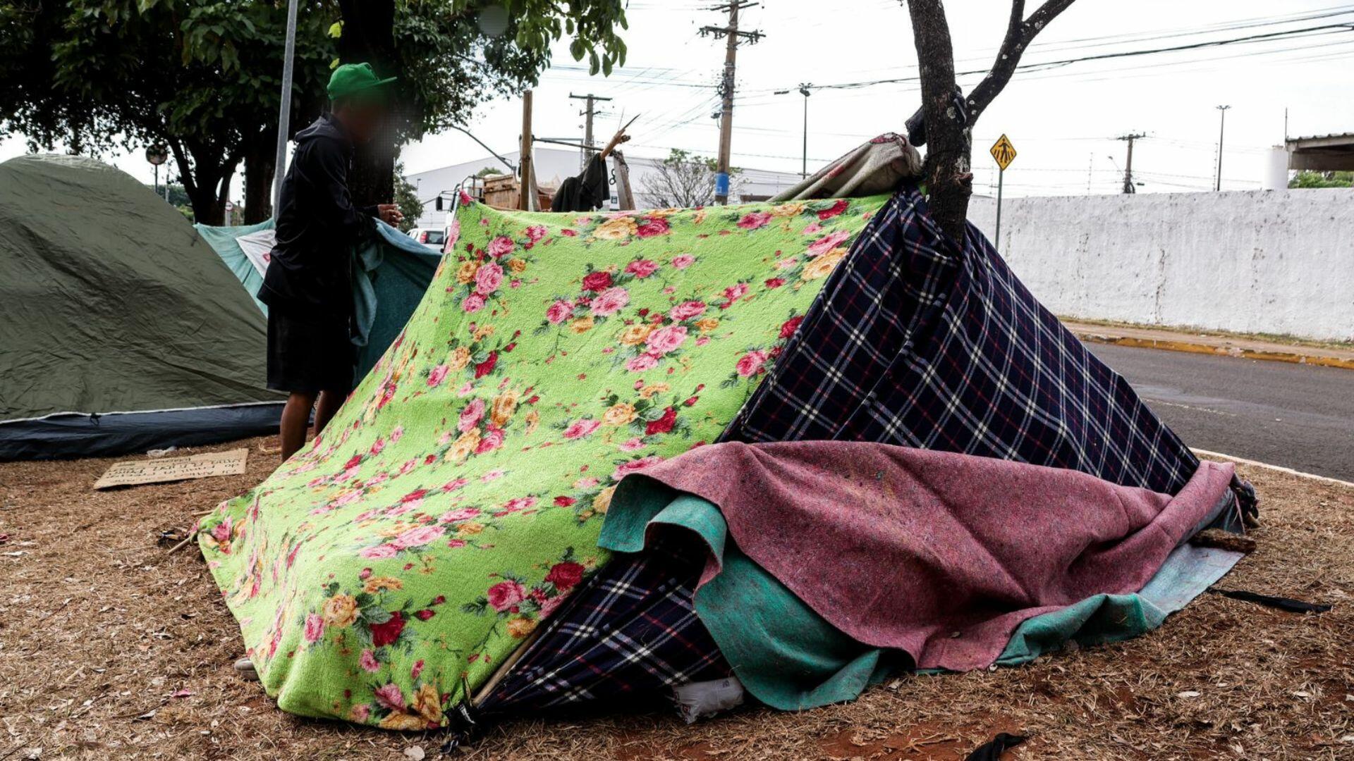 de-passagem-por-campo-grande,-venezuelanos-enfrentam-frio-de-9oc-para-reencontrar-familia-no-mt