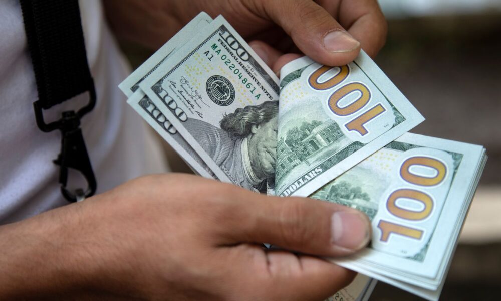 dolar-tem-pequena-alta-apos-atentado-contra-trump-e-fecha-a-r$-5,44