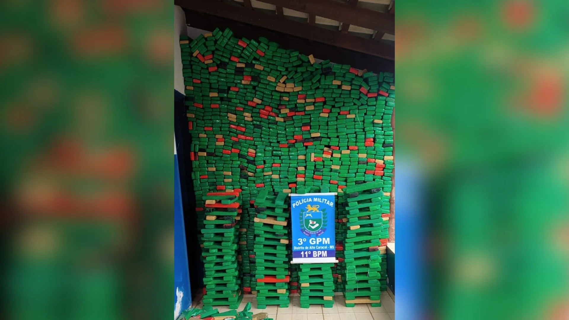 video:-motorista-foge-apos-abordagem-mas-capota-caminhonete-com-1,7-ton-de-maconha