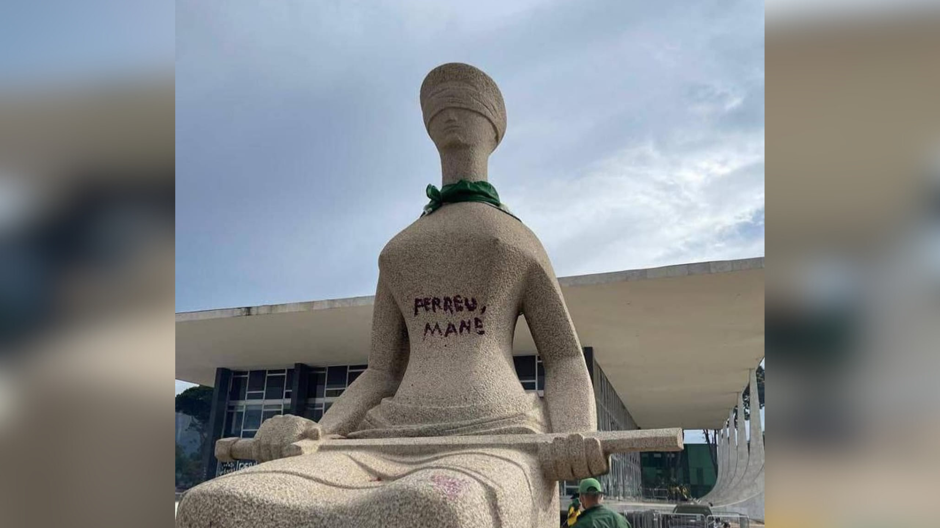 mulher-que-pichou-'perdeu,-mane'-em-estatua-do-stf-e-denunciada-pela-pgr