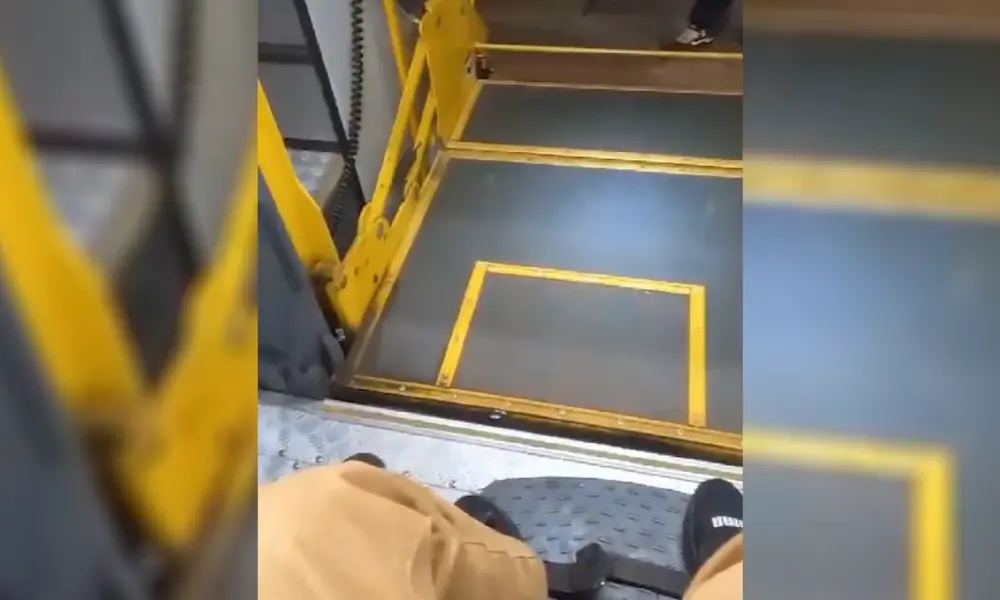 video:-falha-no-sistema-de-elevacao-de-onibus-coletivo-impede-descida-de-cadeirante