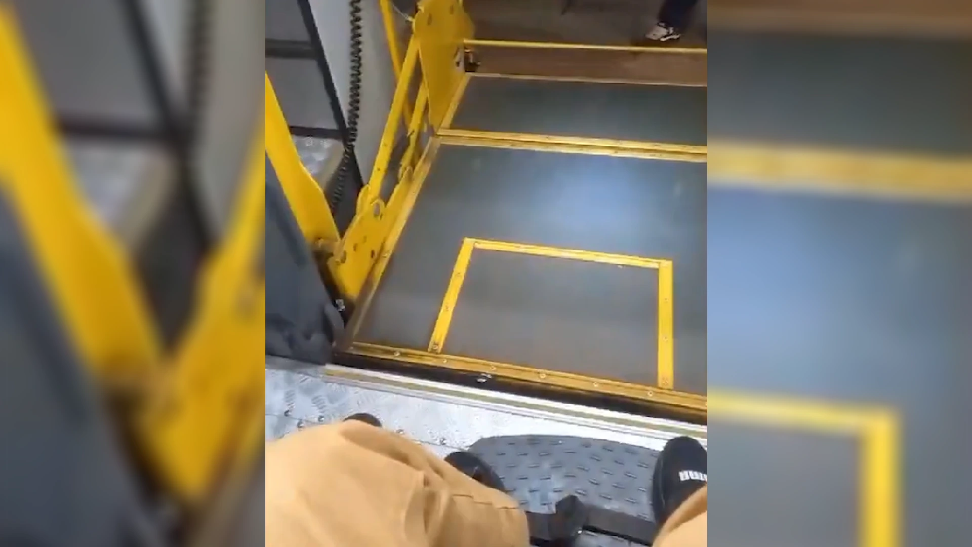 video:-falha-no-sistema-de-elevacao-de-onibus-coletivo-impede-descida-de-cadeirante