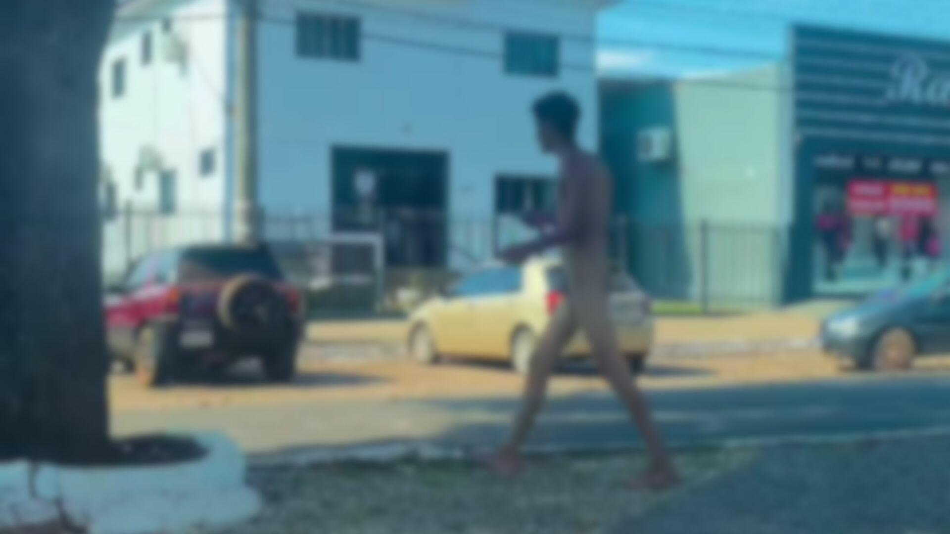video:-homem-e-flagrado-passeando-nu-pelo-centro-de-ponta-pora