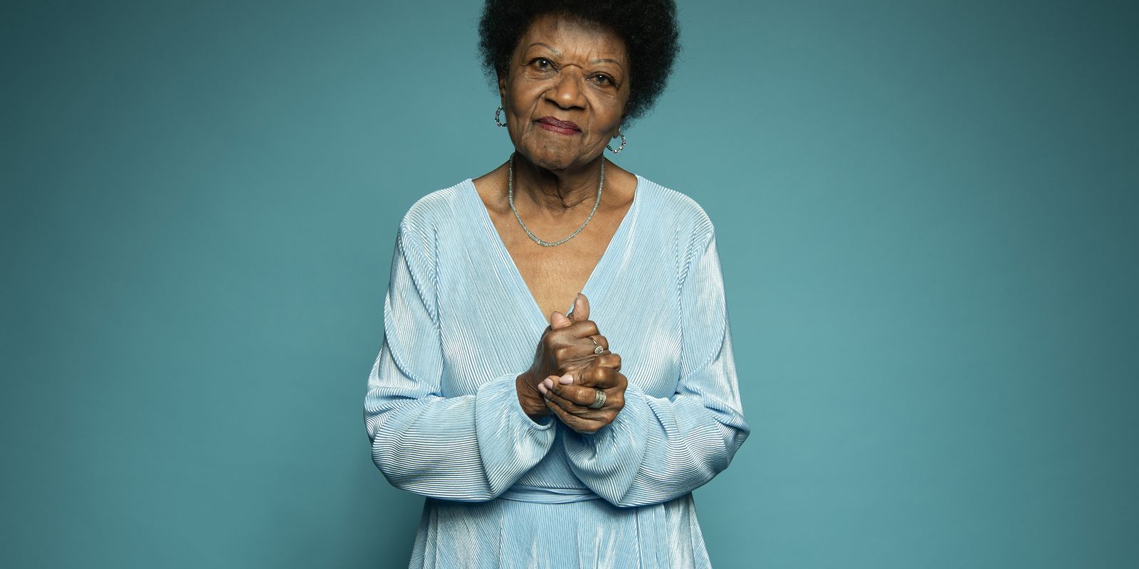aos-88-anos,-alaide-costa-e-uma-das-homenageadas-do-latinidades