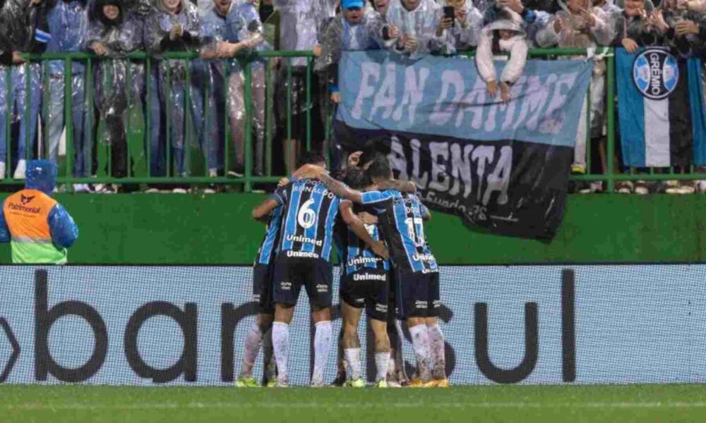 vasco-derrapa-no-gramado-pesado-em-chapeco,-gremio-vence-e-deixa-zona-de-rebaixamento