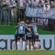 vasco-derrapa-no-gramado-pesado-em-chapeco,-gremio-vence-e-deixa-zona-de-rebaixamento