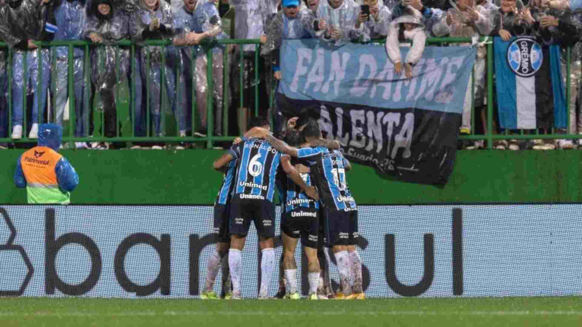 vasco-derrapa-no-gramado-pesado-em-chapeco,-gremio-vence-e-deixa-zona-de-rebaixamento