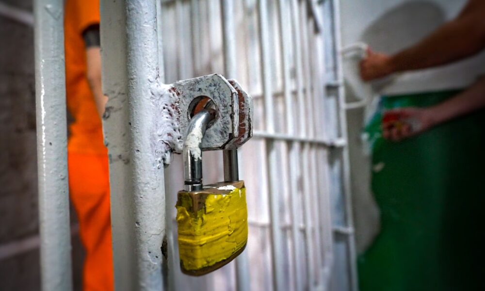 operacao-em-prisoes-do-pais-tira-4,7-mil-celulares-do-crime-organizado