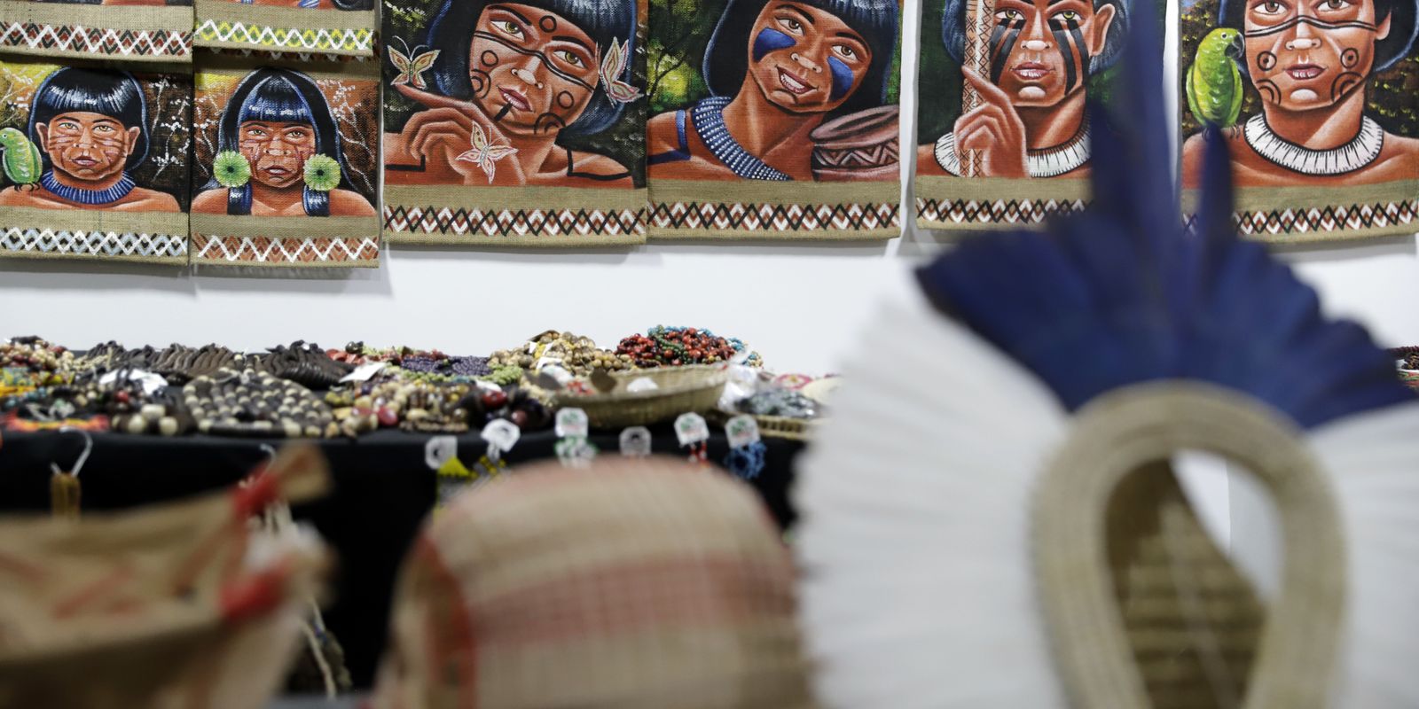 indigenas-expoem-pecas-de-artesanato-em-brasilia-e-pedem-visibilidade