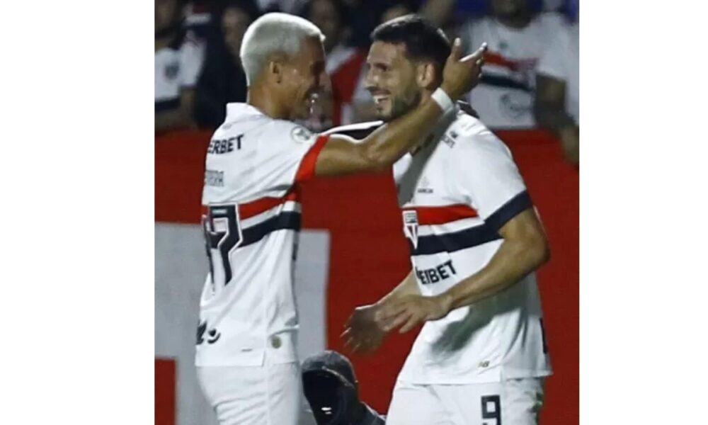 sao-paulo-vence-flamengo-em-casa,-ajuda-botafogo-a-ficar-na-lideranca-e-cola-no-g4