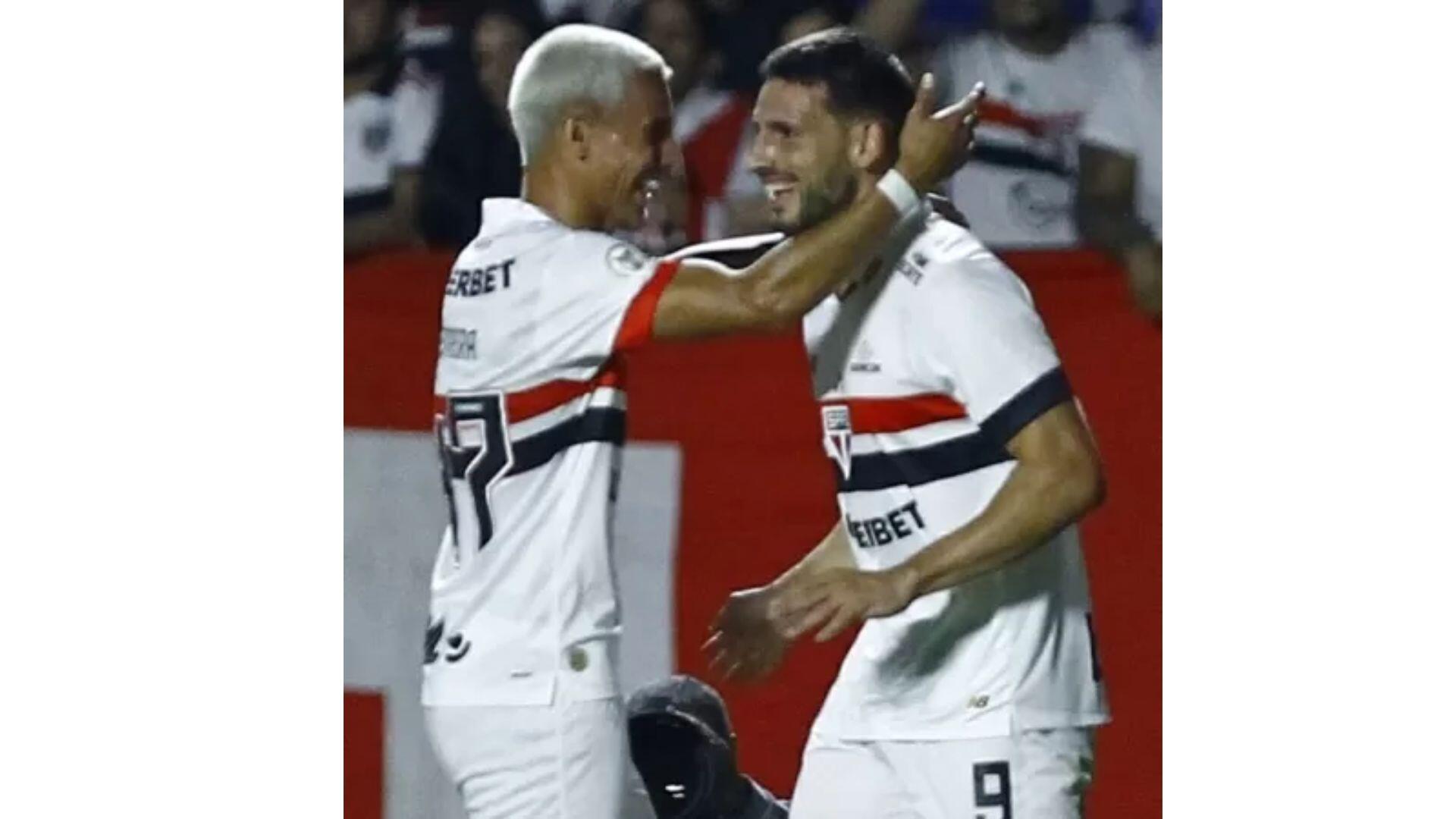 sao-paulo-vence-flamengo-em-casa,-ajuda-botafogo-a-ficar-na-lideranca-e-cola-no-g4