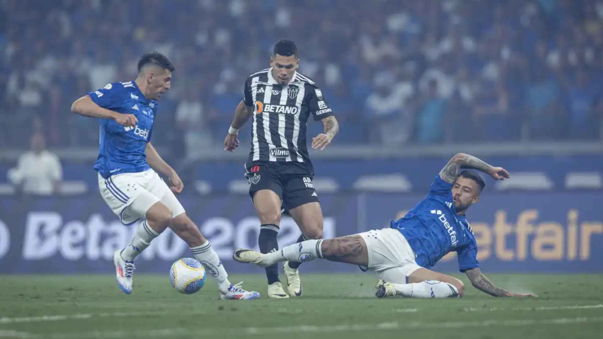 com-novo-recorde-de-publico,-cruzeiro-e-atletico-empatam-classico-250-no-mineirao