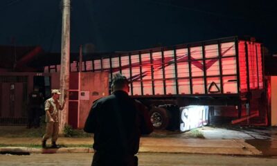 caminhao-conduzido-por-adolescente-de-15-anos-invade-e-destroi-casa-no-jardim-carioca