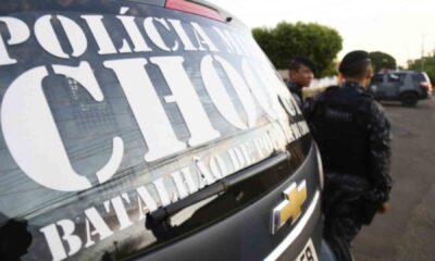 dupla-em-motocicleta-e-presa-com-droga-e-arma-no-bairro-morada-verde 