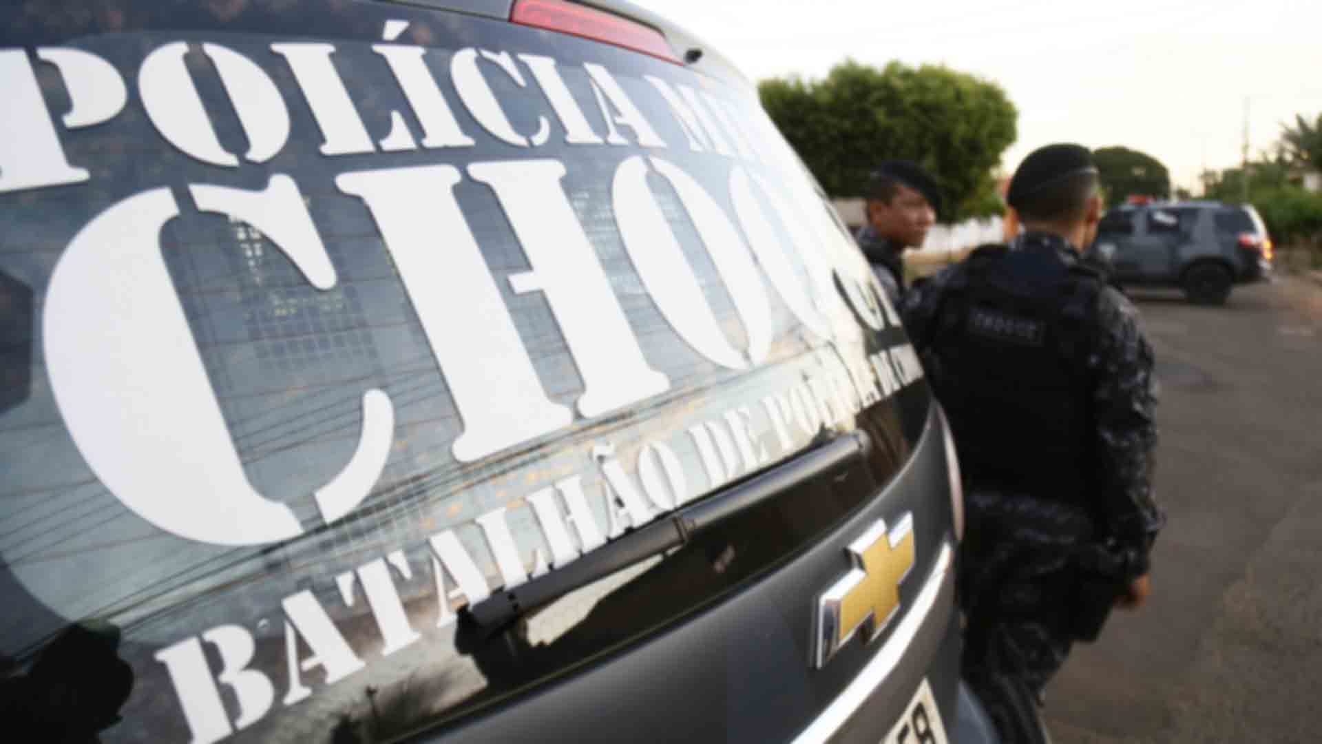dupla-em-motocicleta-e-presa-com-droga-e-arma-no-bairro-morada-verde 