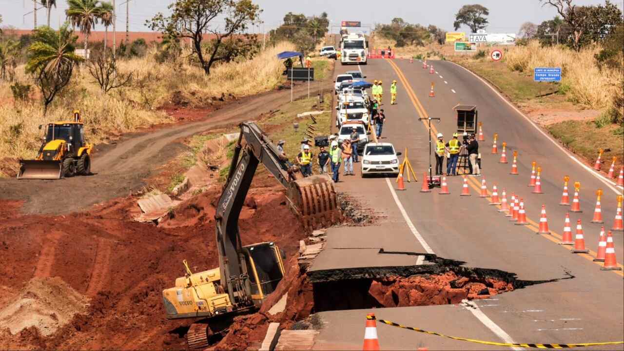 confira-desvios-na-br-163-apos-quatro-dias-de-rompimento-de-barragem-que-destruiu-estrada-em-jaraguari