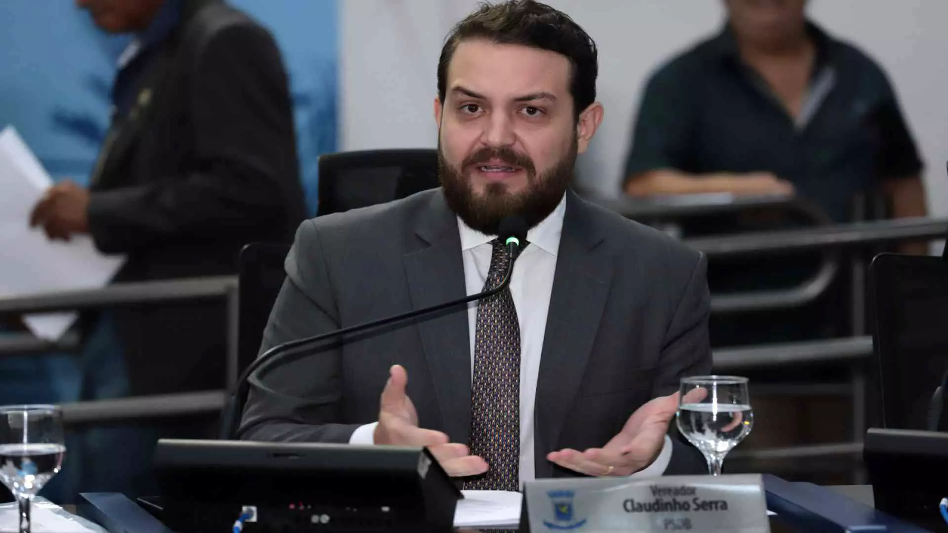 reu-por-corrupcao,-claudinho-serra-tem-duas-semanas-para-decidir-se-renuncia-mandato